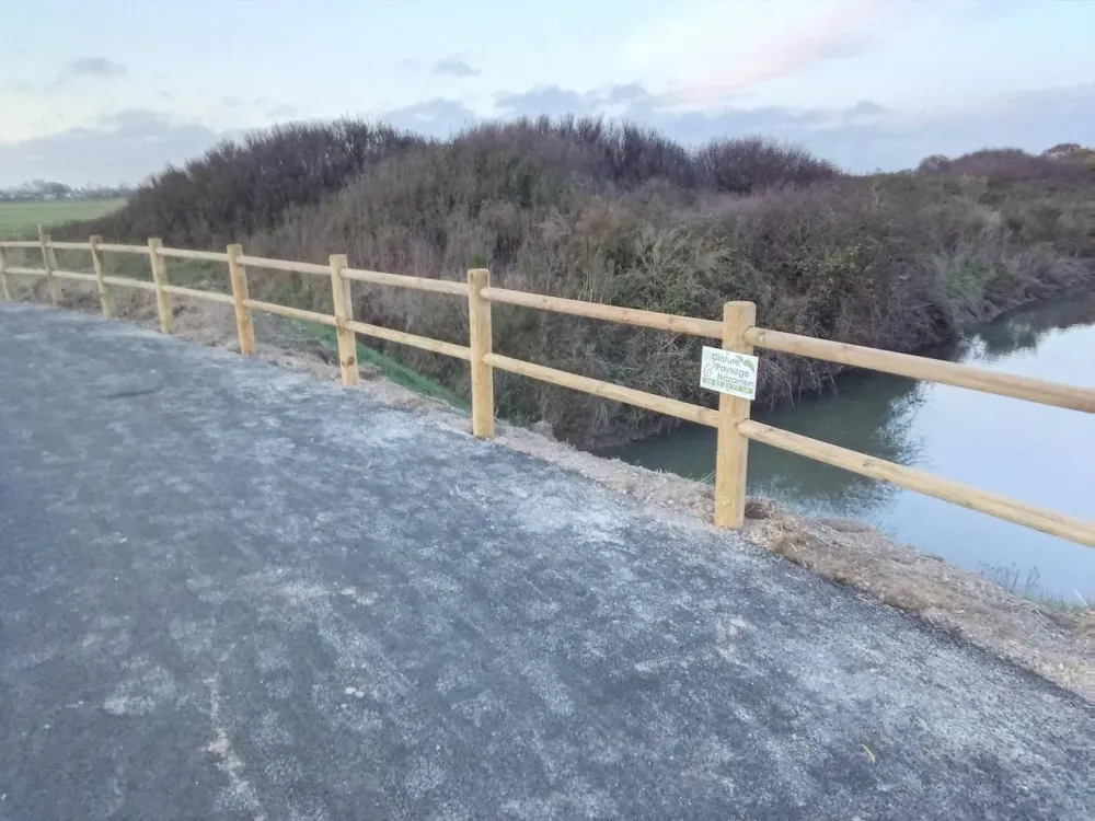 Clôture lisse bois sur poteaux mortaisés anti chute